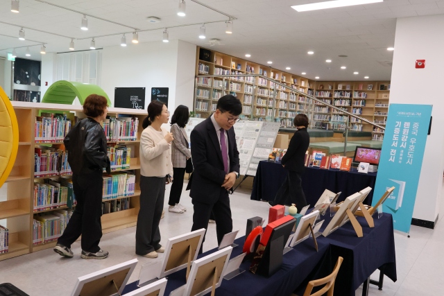 连云港市图书及非遗作品在韩国光阳开展