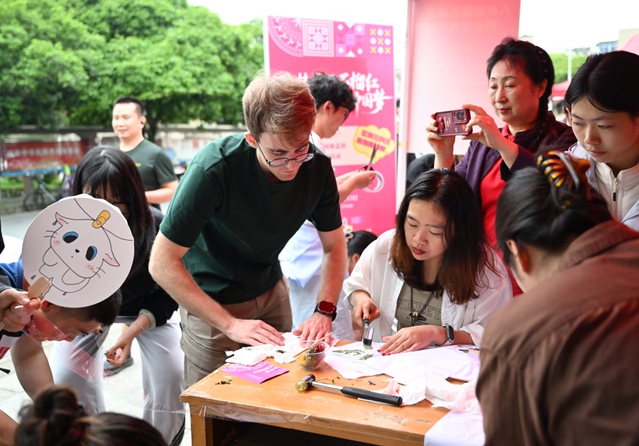 广西师大万名中外师生和市民共庆“三月三”