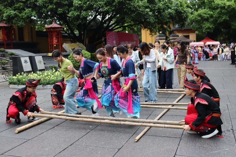 广西师大万名中外师生和市民共庆“三月三”
