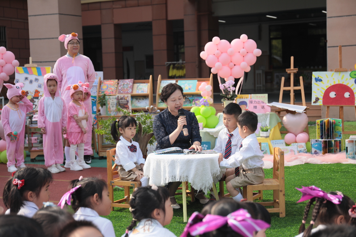 孩子们开启温暖的阅读之旅
