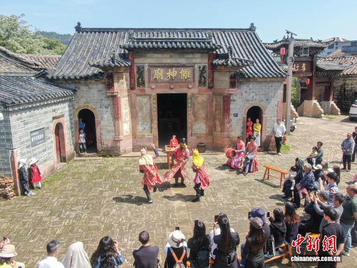 江西南丰：古村上演国家级非物质文化遗产代表性项目傩舞