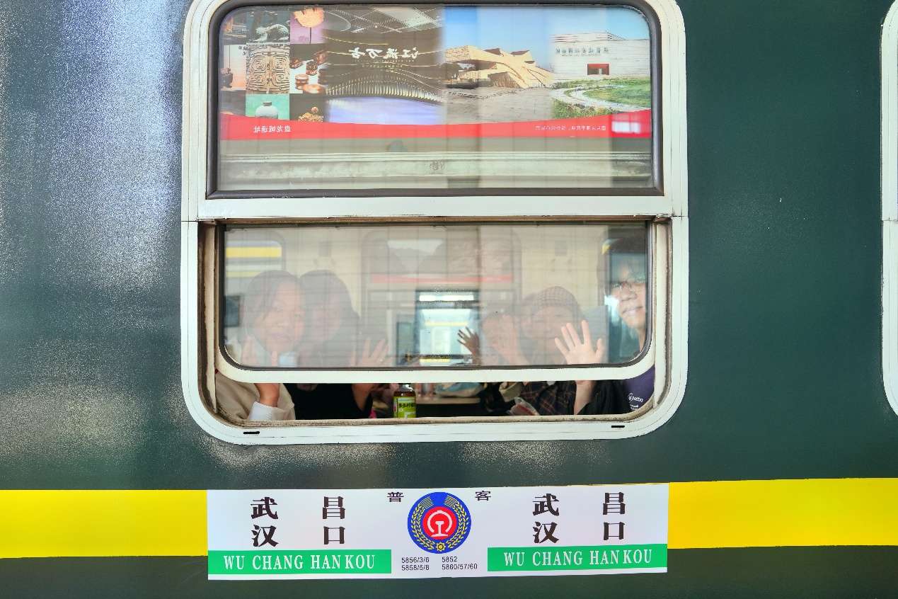 “武昌至武昌”普速环线列车首次“文旅”快闪启幕