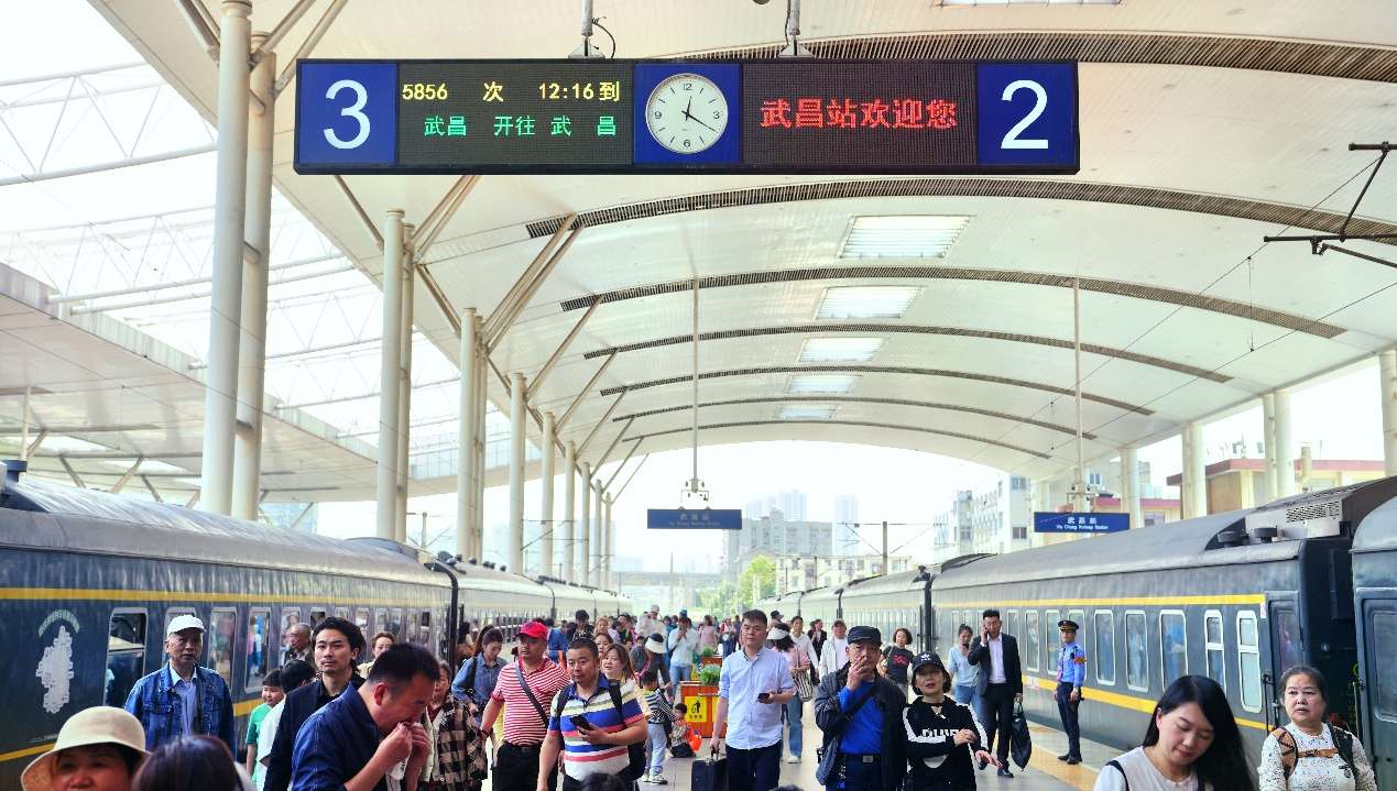 “武昌至武昌”普速环线列车首次“文旅”快闪启幕