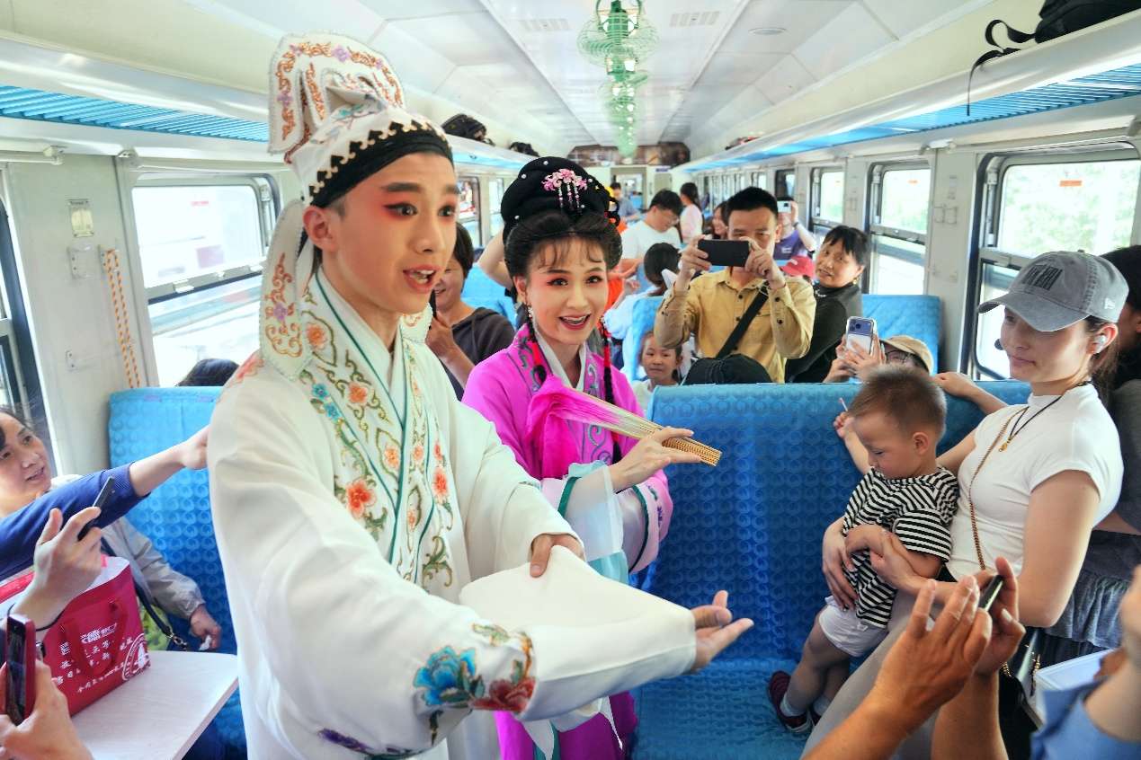 “武昌至武昌”普速环线列车首次“文旅”快闪启幕