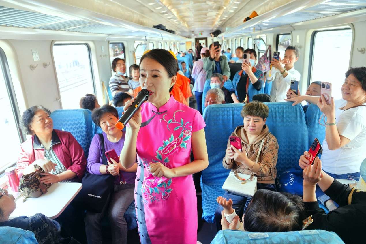 “武昌至武昌”普速环线列车首次“文旅”快闪启幕