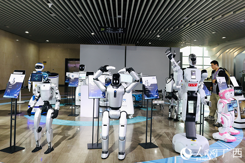“A超之夜”主题展厅里，人形机器人与观众互动。人民网 韦欢摄