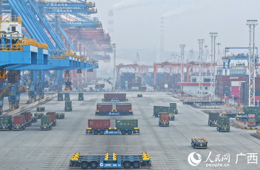 繁忙的北部湾港钦州自动化集装箱码头。人民网记者 付华周摄