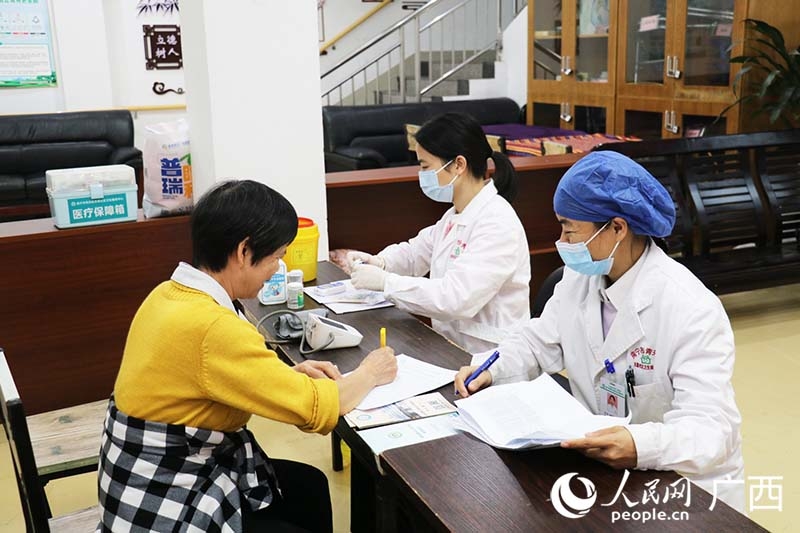 南宁市青秀区新竹社区家庭医生问诊服务。人民网 刘璐瑶摄
