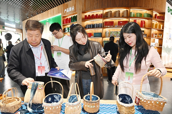 与会人员参观融水县林下经济展馆。扈鑫摄