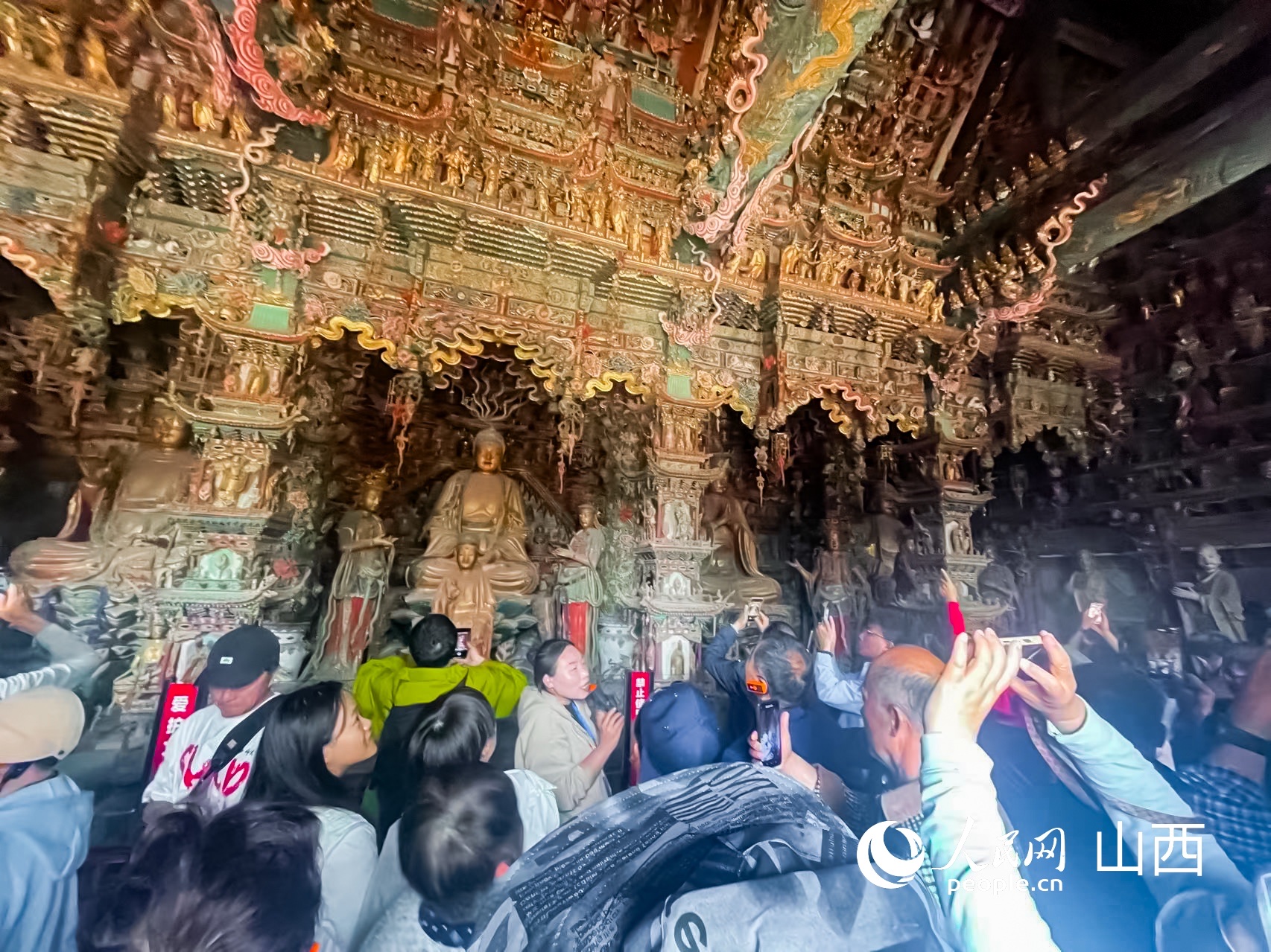 隰县小西天景区游人如织。人民网记者张婷婷 摄