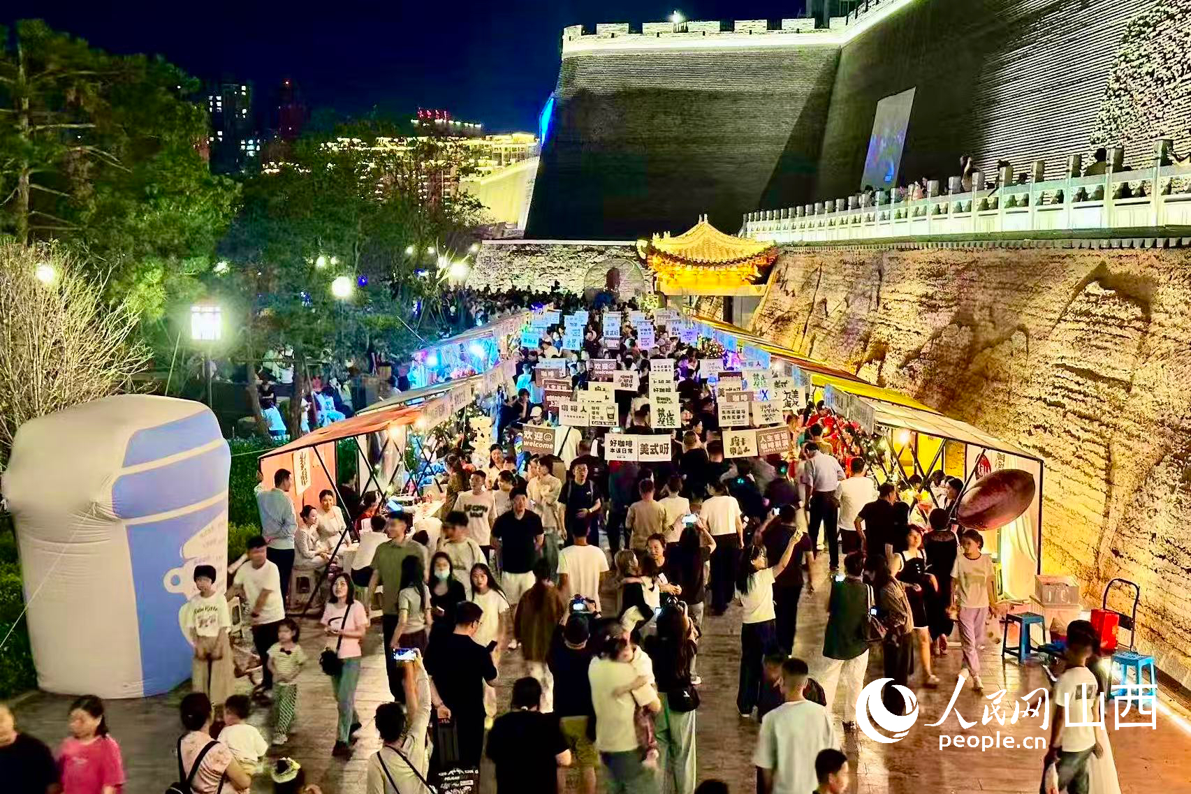 咖啡集市人头攒动。人民网记者董童 摄