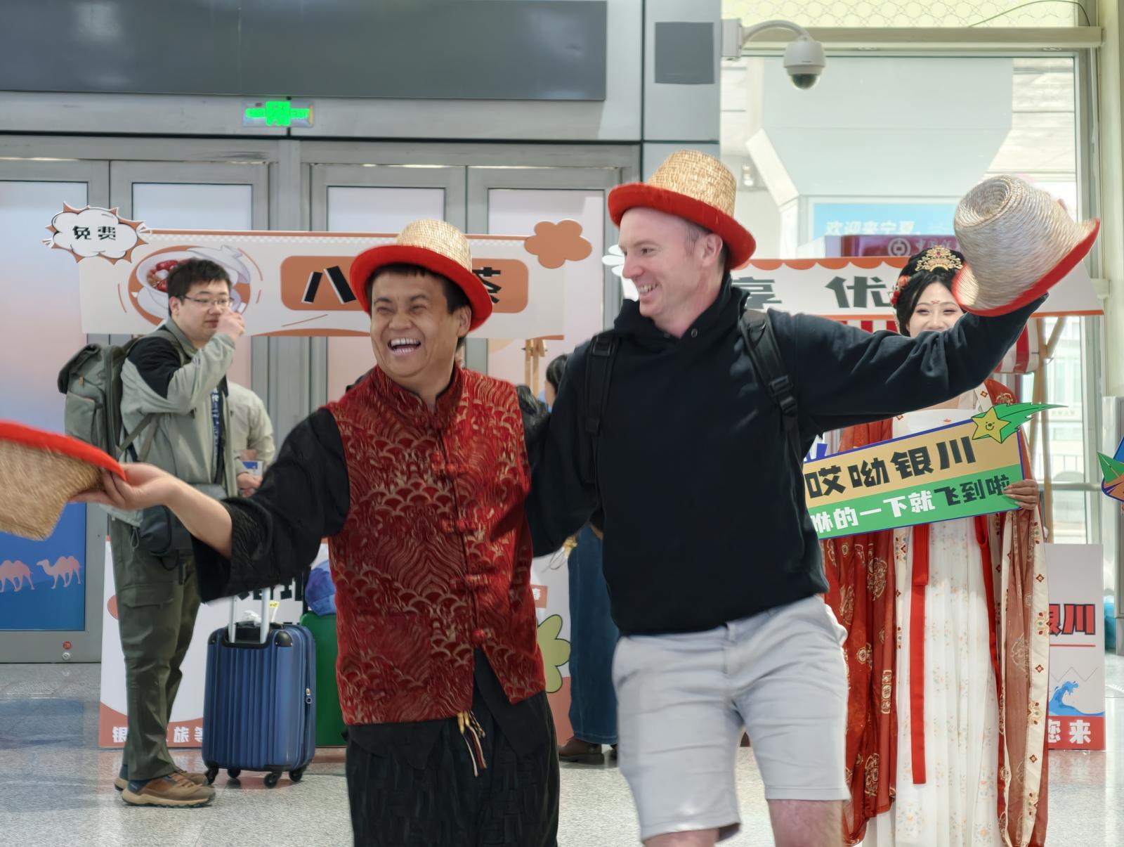 一下飞机就被“宠”上天！银川机场这波迎客操作，太圈粉了