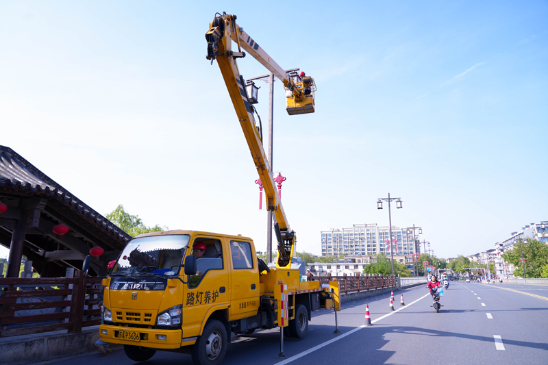 南京六合城管：路灯改造升级 提升夜间出行体验