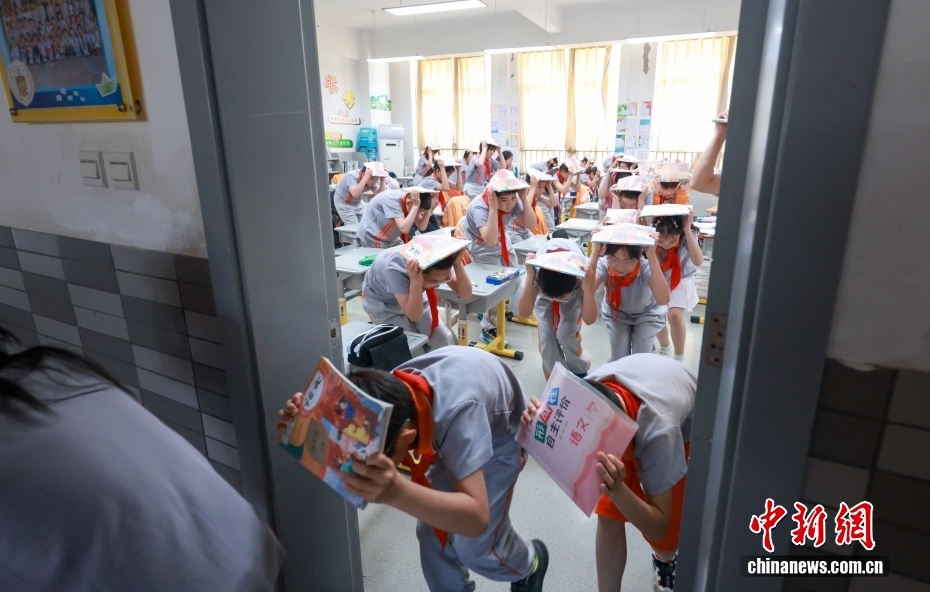 全国防灾减灾日 北京小学生学习应急避险技能