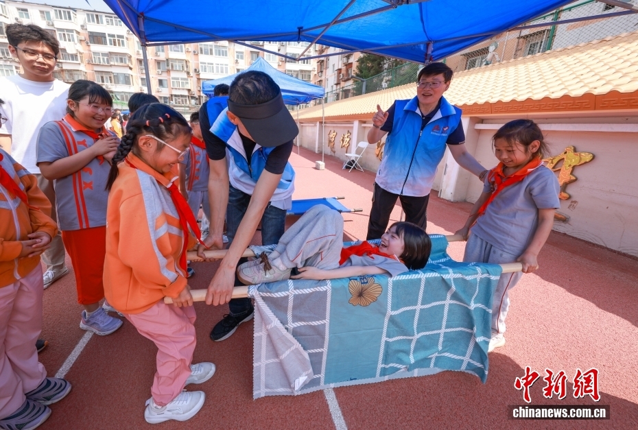 全国防灾减灾日 北京小学生学习应急避险技能