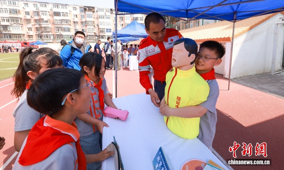 全国防灾减灾日 北京小学生学习应急避险技能