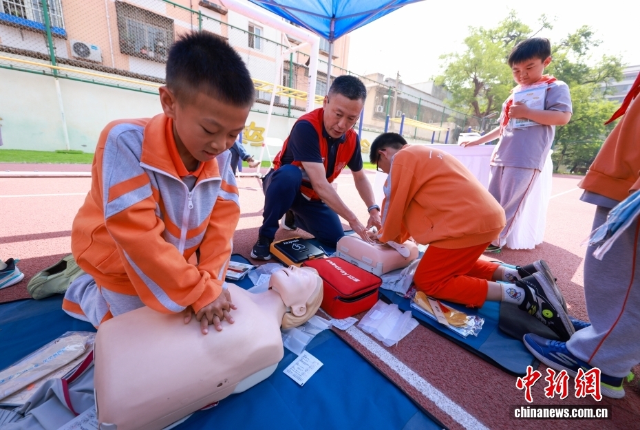 全国防灾减灾日 北京小学生学习应急避险技能