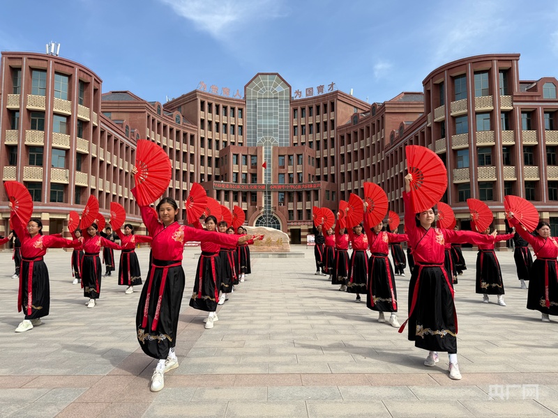 石榴花开 籽籽同心丨从“小白”到“台柱子” 新疆哈密“小社团”里唱响“大认同”