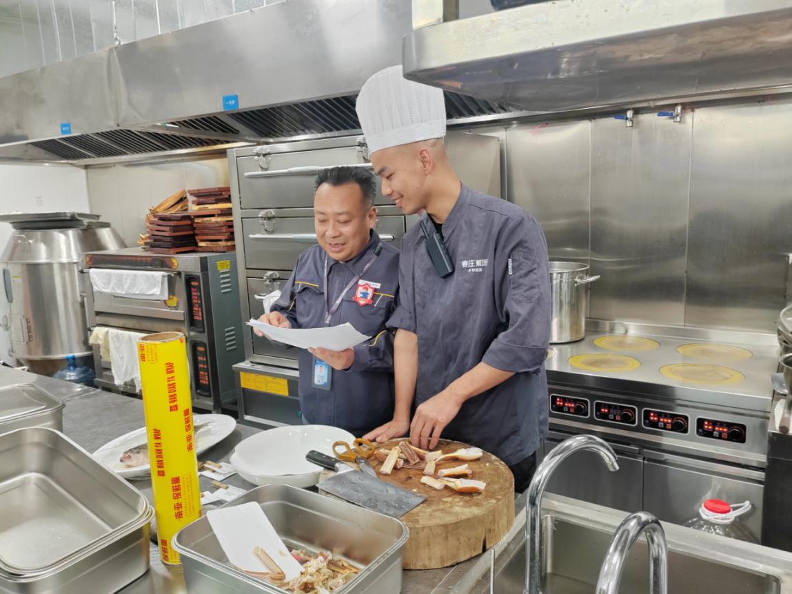 上门纾困办实事 重庆燃气“红岩燃小兵”用心守护舌尖烟火气