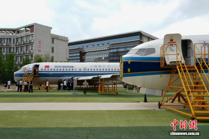 河南南阳大型修飞机现场：多元实训场景助力航空技能培养