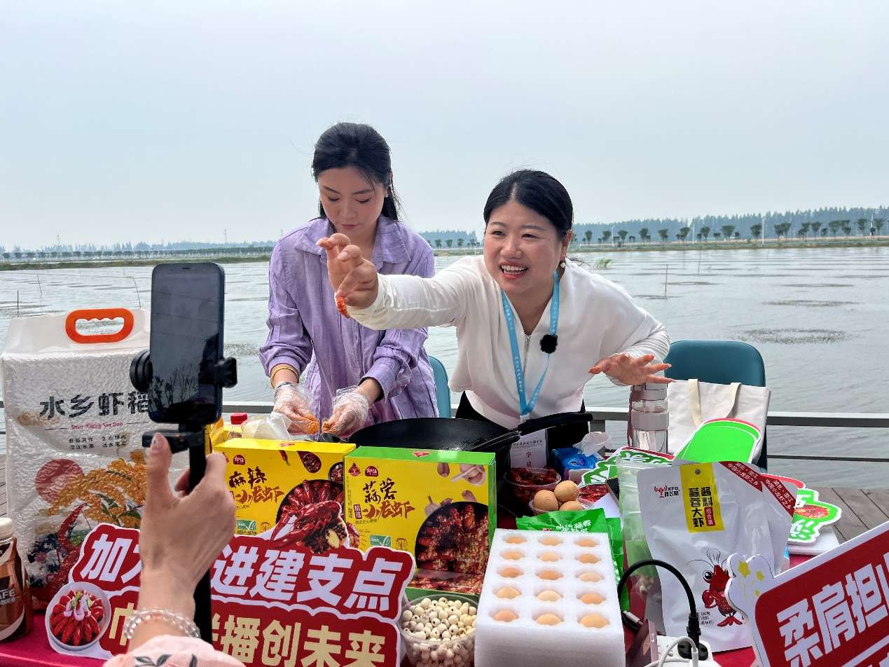 湖北：田间地头搭起直播间 拓宽荆楚好物云销路