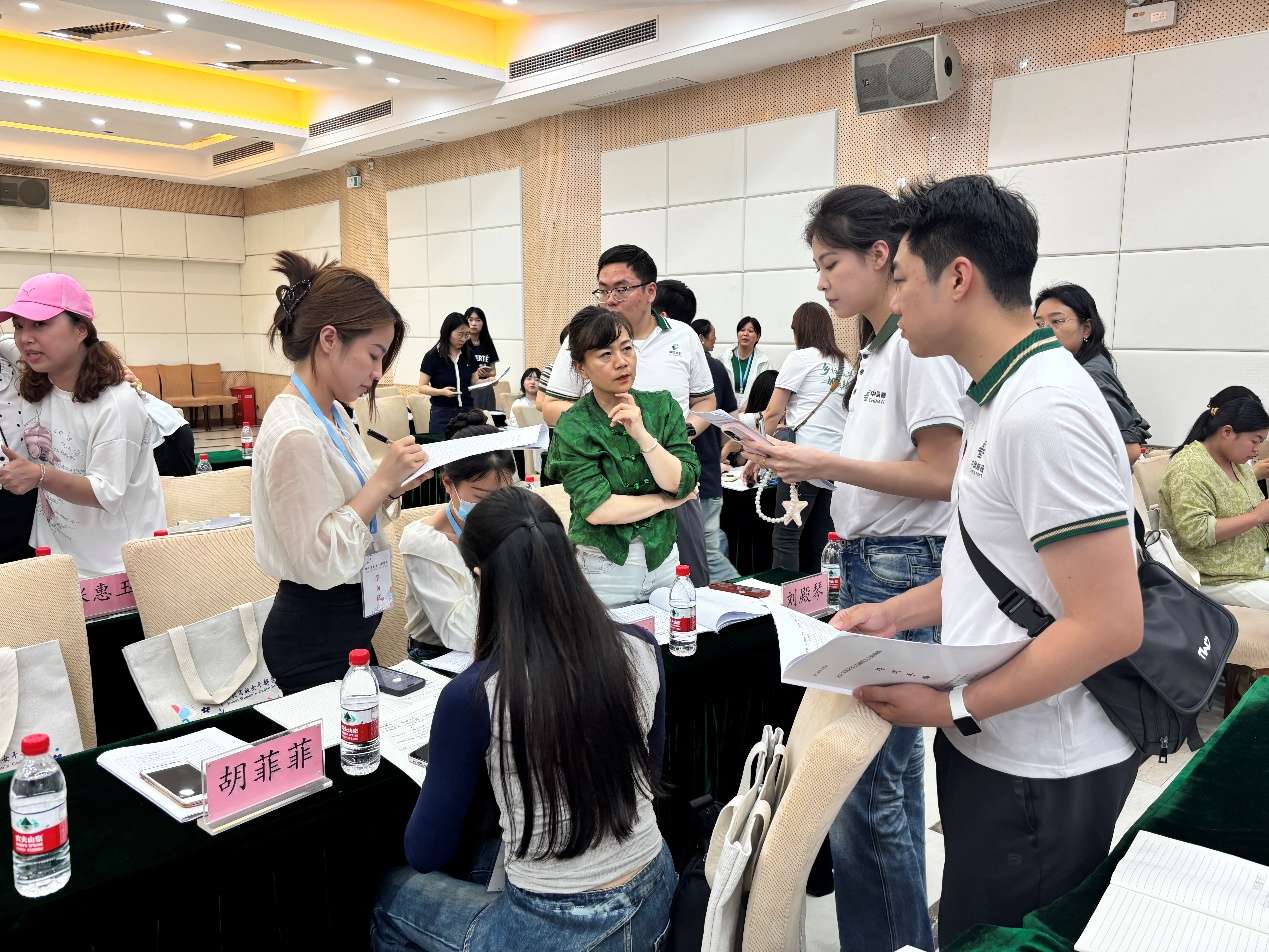 湖北：田间地头搭起直播间 拓宽荆楚好物云销路