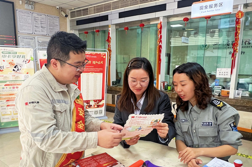 黄子轩在青年志愿者活动中为地方服务机构讲解用电、用火安全知识。林春喜摄