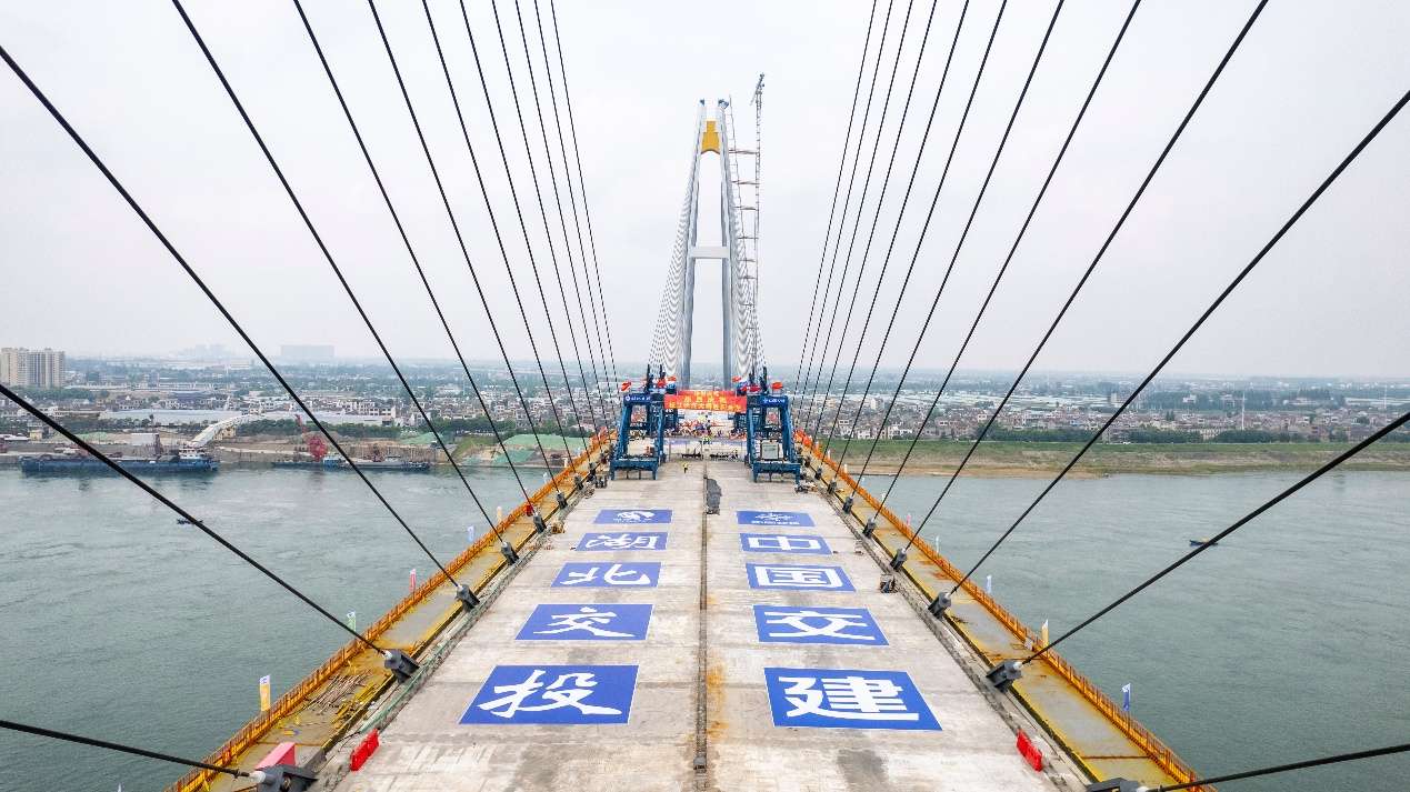 湖北枝江长江大桥合龙 百里洲即将告别轮渡过江历史