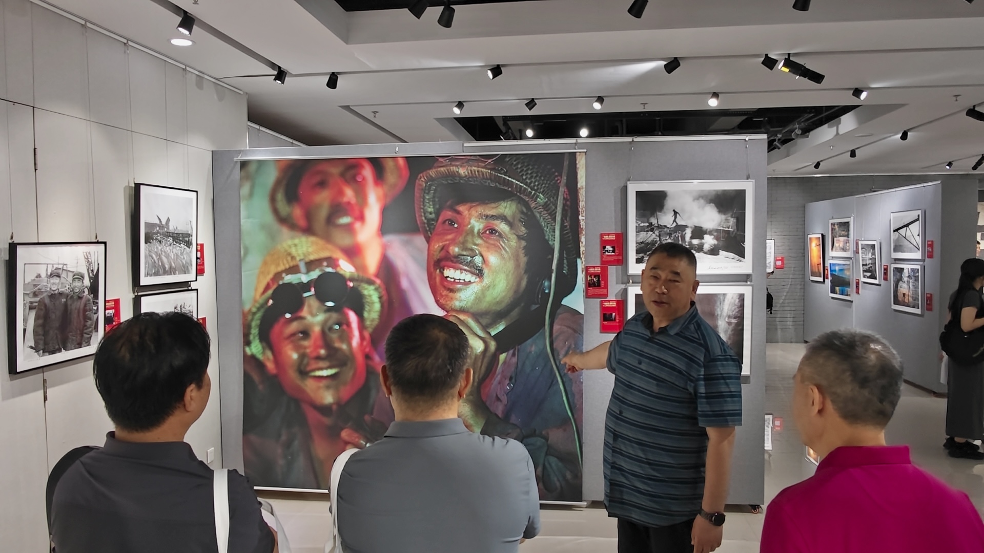 辽宁工业摄影艺术作品巡展走进广西南宁