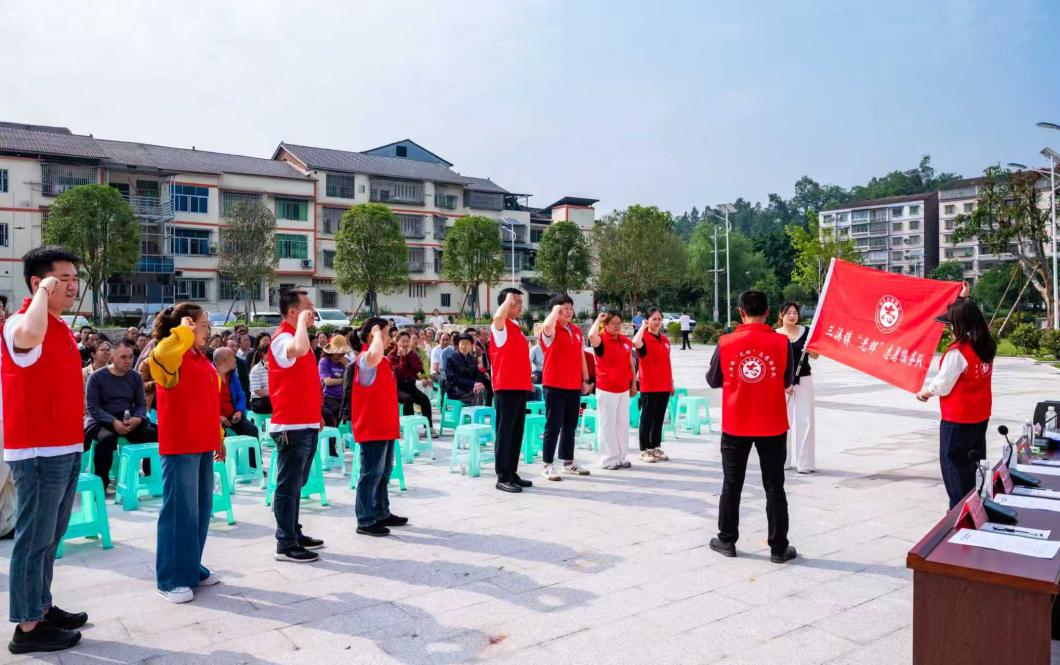 重庆垫江：“光辉”志愿服务队授旗 榜样力量落地春耕一线