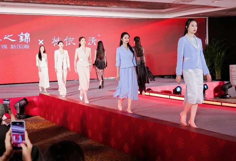 广西发布一批“琴之锦”壮锦新品