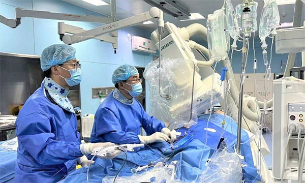 突破介入诊疗瓶颈 重大附属江津医院成功完成首例冠状动脉旋磨术