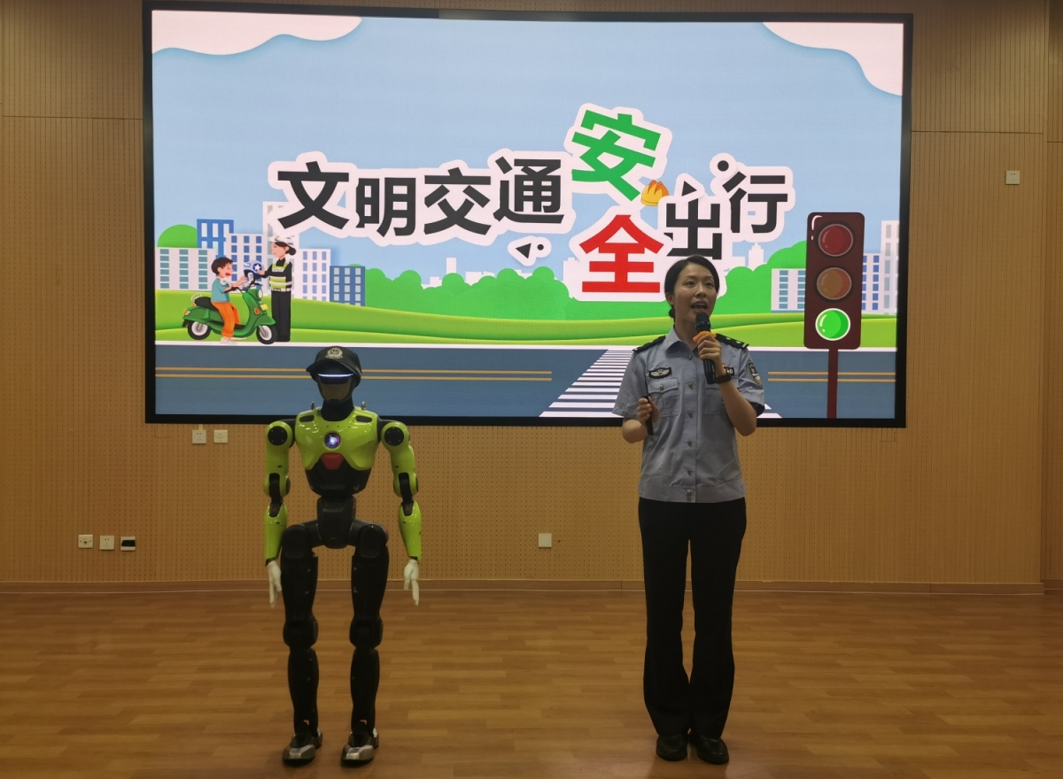会讲课、会指挥、会劝导！宁波首位AI交警机器人亮相