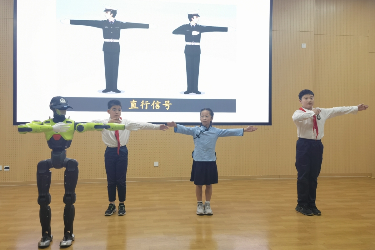会讲课、会指挥、会劝导！宁波首位AI交警机器人亮相