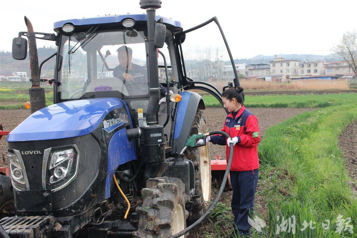 湖北农担联合石油企业保供春耕用油2万升