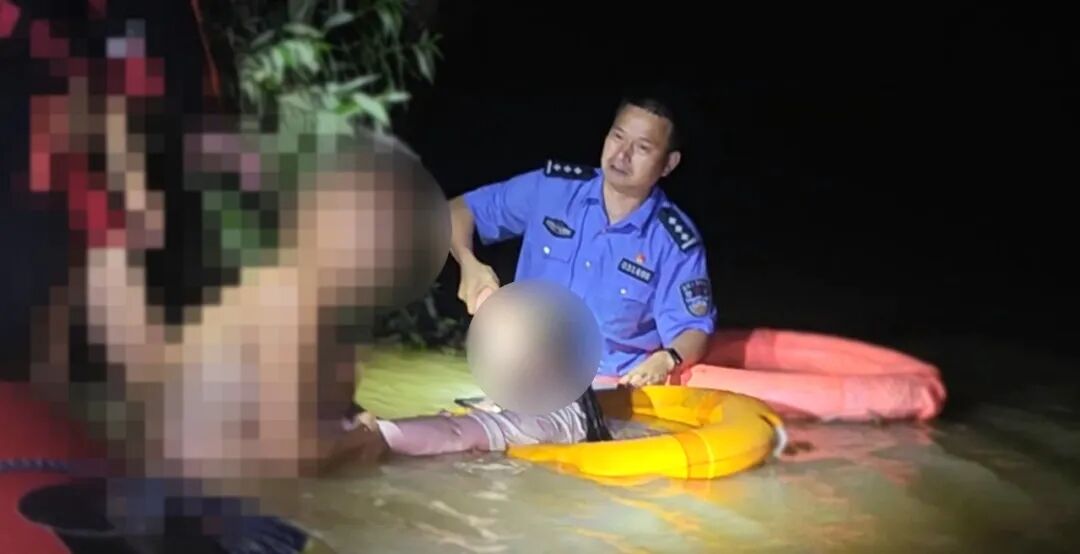 凯里民警黄同才生死救援2公里