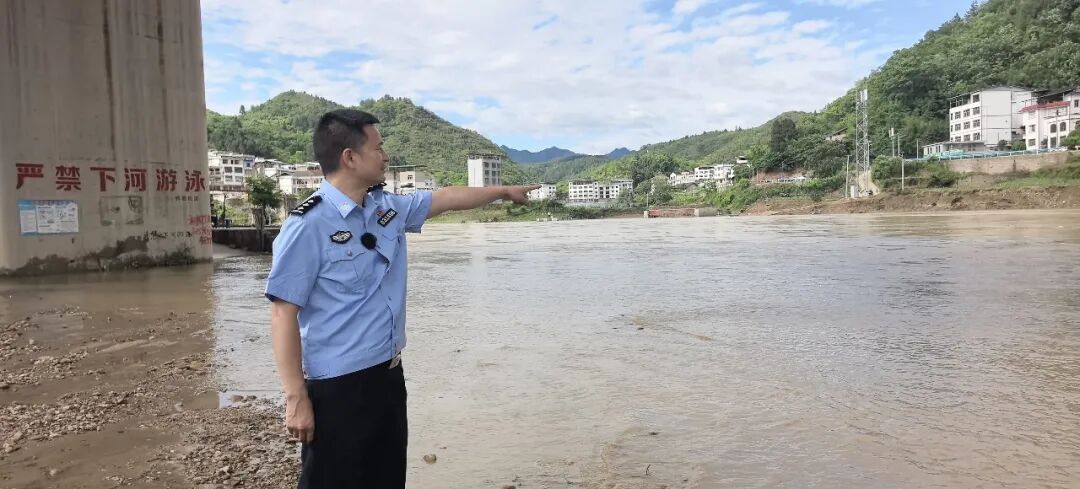 凯里民警黄同才生死救援2公里