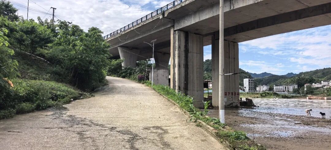凯里民警黄同才生死救援2公里