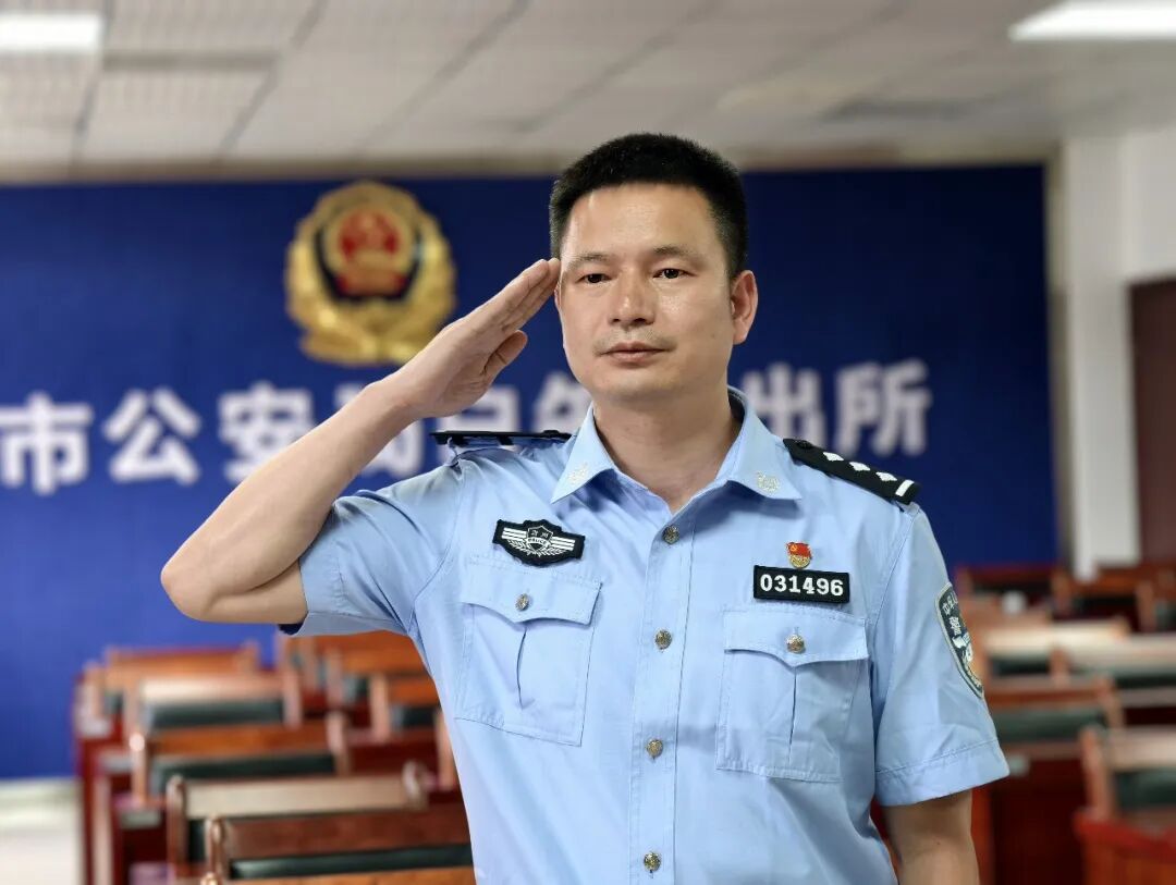 凯里民警黄同才生死救援2公里
