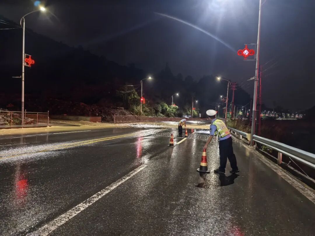 黔南:万众一心战汛情 昼夜奋战保民生 图片