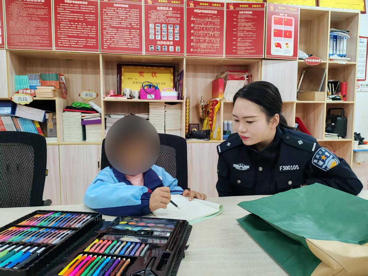 山城女警向静：十四载扎根大山 木兰微光暖童心