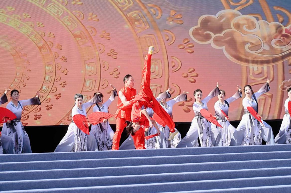 重庆启动“乐享银龄”系列活动 八大主题集市亮相观音桥