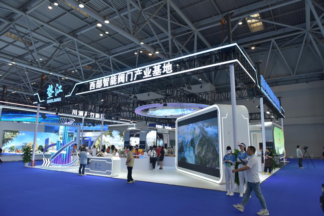 光明瞰西洽｜重庆垫江：绿色可复用房车展馆全景展示四大产业集群发展成果