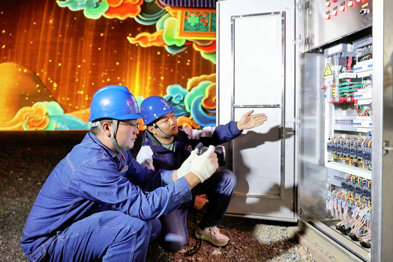 甘肃嘉峪关：电力护航千年雄关光影璀璨