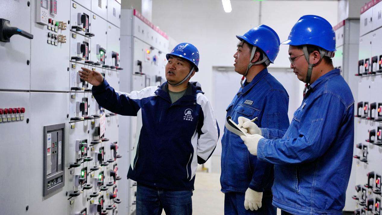 甘肃嘉峪关：电力护航千年雄关光影璀璨