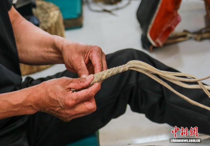 乌兰毛都草原上的“鞍匠”守艺“马背摇篮”