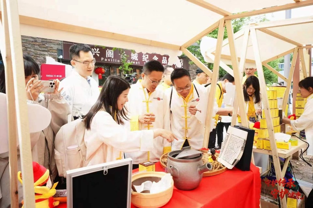 守护传承 守护健康 | 白云山小柴胡第9届“好家风”系列活动在北京慕田峪长城启幕