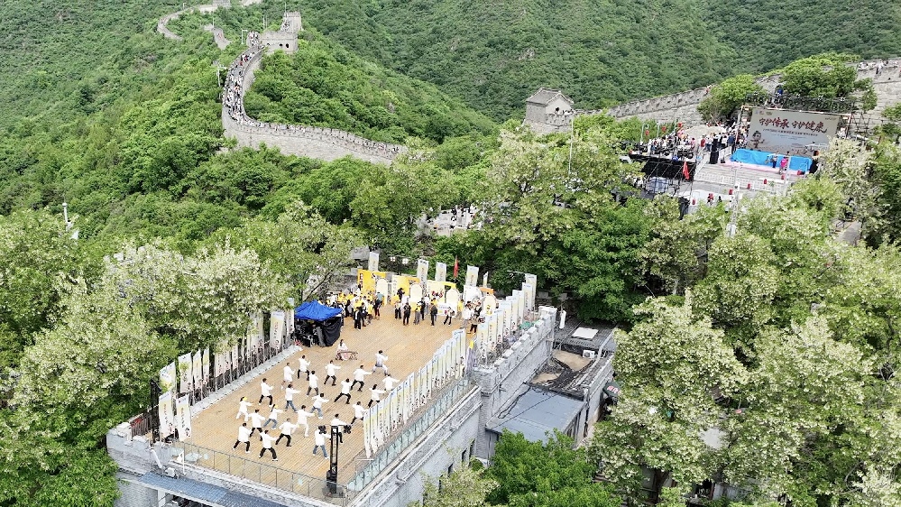 守护传承 守护健康 | 白云山小柴胡第9届“好家风”系列活动在北京慕田峪长城启幕