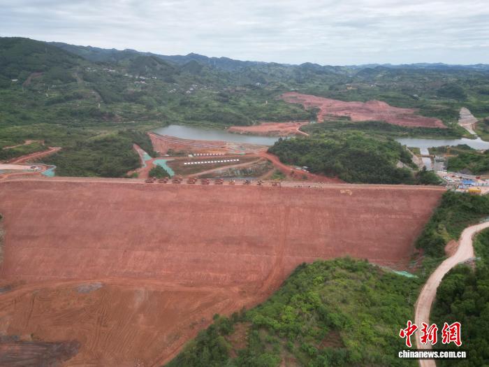 久隆水库主坝顺利填筑到顶 成都“多水源”安全网逐步成形