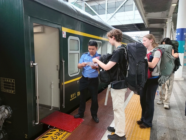 列车员服务旅客有序上车。宋依洁摄